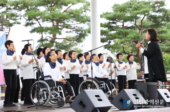 시민과 함께한 제8회 충주시평생학습박람회 성료(동아리의 노래 공연)