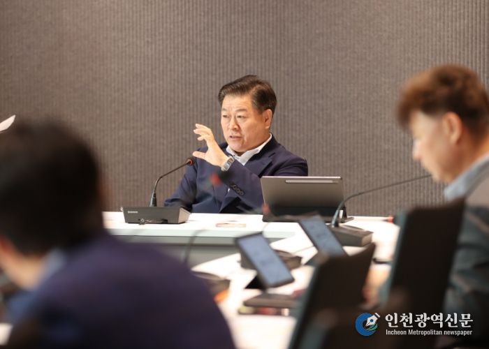 박승원 광명시장이 21일 오전 시청 컨퍼런스룸에서 열린 '광명형 돌봄통합지원 시범사업 추진기반 강화 보고회'에 참석해 발언하고 있다.