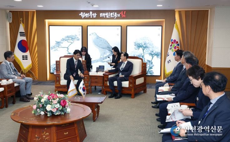 김태흠 충남도지사가 지난달 25일 도청 접견실에서 야마시타 마코토 일본 나라현지사를 만나 대화를 나누고 있다.