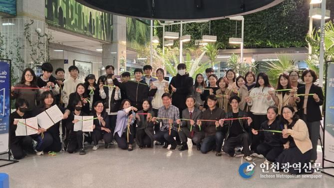 조용익 시장과 전시회 관계자, 참여자들이 기념사진을 찍고 있다.