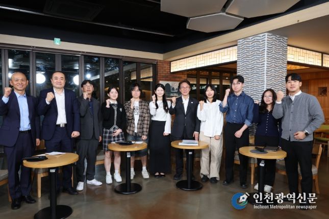 김민석 국무총리가 22일 대구 계명대학교 성서캠퍼스에서 열린 '미래대화 1·2·3 #청년일자리' 제4차 K-토론나라에서 청년들과 대화를 나누고 있다.