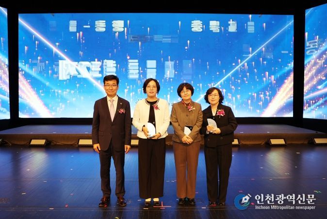 왼쪽부터 왼쪽부터 윤건영 교육감, 이복섬 수석교사, 이경희 교사, 이경하 교사