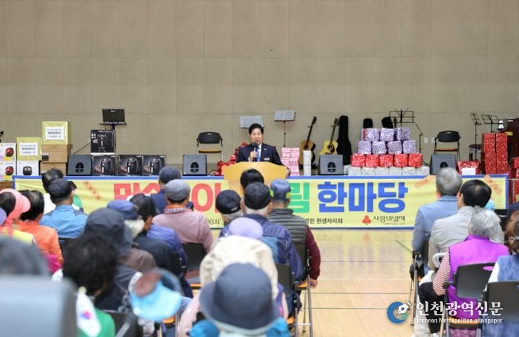 고흥군, 2025년 소록도 주민 어울림 한마당 성료 (1) - 공영민 고흥군수가 지난 23일 국립소록도병원 복합문화센터에서 열린 ‘소록도 주민 어울림 한마당’ 행사에서 축사를 하고 있다