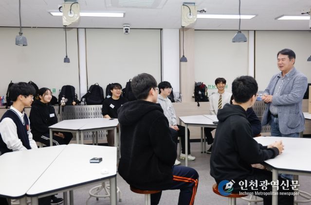 이정선 광주시교육감이 23일 전남대에서 진행한 ‘꿈꾸는 공작소’ 프로그램에 참여한 학생들을 격려하고 있다