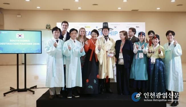 22일 세비야 피베스에서 이상일 시장과 시 대표단이 한복을 입고 기념사진을 촬영하고 있다