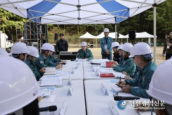 오언석 도봉구청장(가운데)이 재난 상황에 대한 보고를 받고 있다