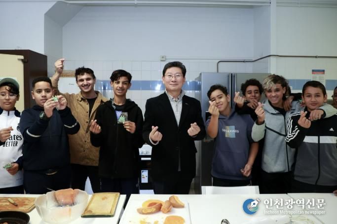 27일 몽펠리에 '모두를 위한 집 레스쿠타르'에서 이상일 시장이 요리 수업 학생들과 기념사진을 촬영하고 있다