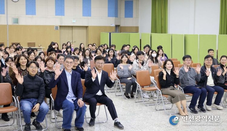 최충규 대덕구청장(사진 첫 번째 줄 왼쪽 세 번째)과 고명환 작가(사진 첫 번째 줄 왼쪽 두 번째), 대덕구 직원들이 28일 ‘직원 마음건강 프로그램’의 일환으로 마련된 ‘힐링 스트레스 관리 특강’을 마친 후 기념 촬영을 하고 있다.