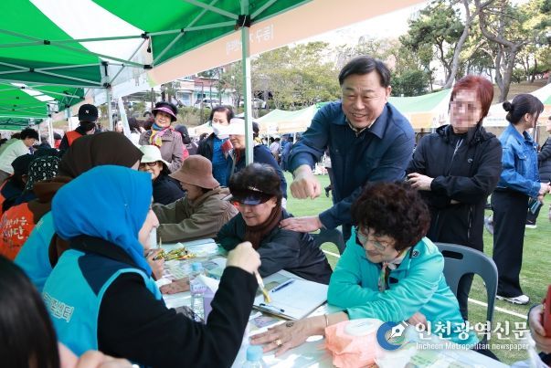 울산 동구는 29일 꽃나루공원에서 방어동 OK생활민원 현장서비스의 날을 개최해 주민편익 서비스 및 체험행사와 김종훈 동구청장이 자원봉사자 및 행사 참여자들을 격려하고 있다.