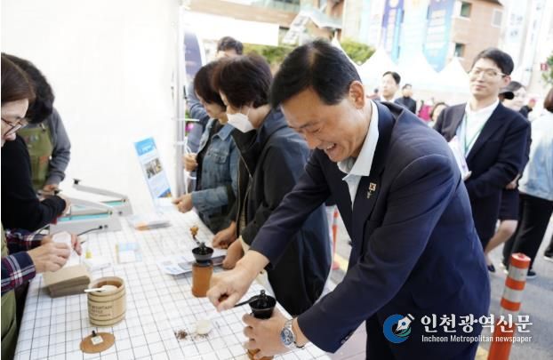이승로 성북구청장이 구민들과 함께 온:마을 페스타 축제를 즐기고 있다