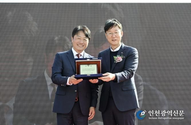 이민근 안산시장(오른쪽)이 윤동열 안산대학교 총장(왼쪽)으로부터 감사패를 전달받고 함께 기념촬영을 하고 있다.