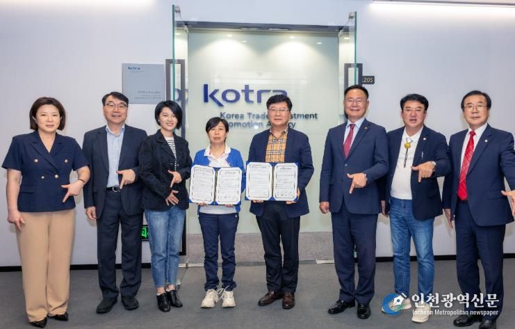 중국 선전 코트라(KOTRA) 무역관에서 열린 간담회에서 김재욱 칠곡군수, 이상승 칠곡군의회 의장, 오용만 군의원, 코트라 관계자, ㈜제이에프 이재표 대표, 현지 기업 대표가 구매의향 타진을 위한 양해각서(MOU)를 체결하고 기념촬영을 했다.