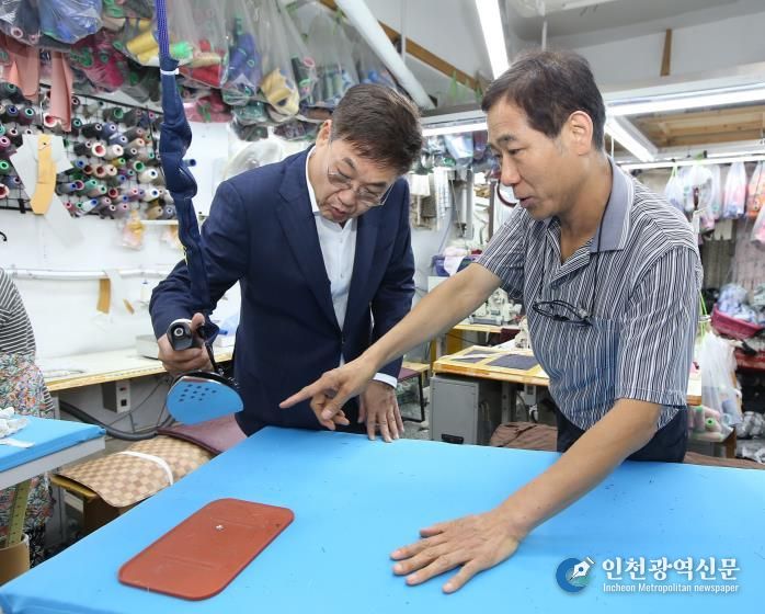 관내 봉제 산업장을 방문한 정문헌 종로구청장