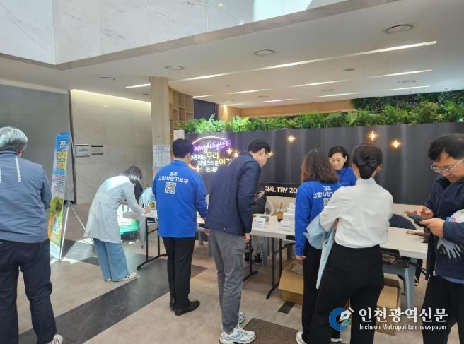 경주시 고향사랑팀 직원들이 월성원자력본부를 방문해 고향사랑기부제 홍보부스를 운영하며 직원들에게 제도 취지를 설명하고 있다