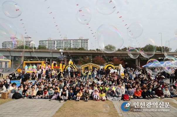 풍선과 버블이 가득한 꼬꼬마 대장 축제를 즐기는 어린이들