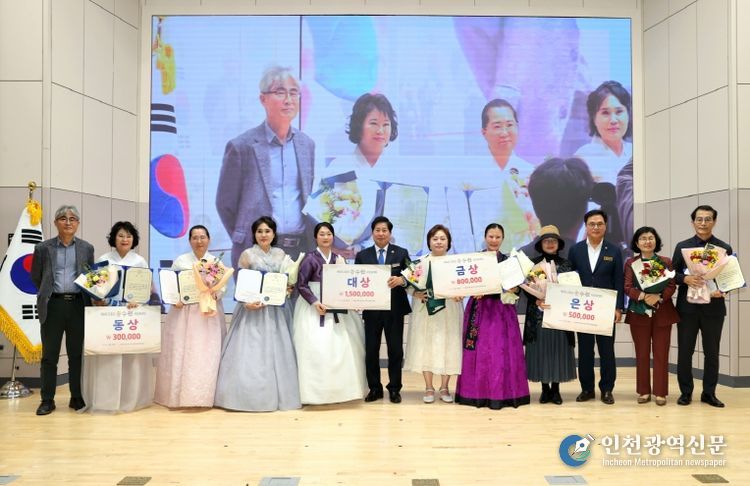 고흥군, 제9회 송수권 시문학상 및 제6회 시 낭송대회 성황리에 마무리- 공영민 고흥군수(왼쪽 6번째)가 31일 군청 우주홀에서 열린 ‘제6회 송수권 시 낭송대회’에서 대상 수상자인 한은주 씨(왼쪽 5번째) 등 수상자와 기념촬영을 하고 있다