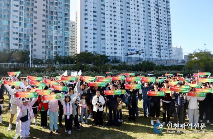 천창수 교육감이 1일 태화강 그라스 정원에서 열린 '함께 걸어 좋은 길' 행사에 참여해 참가자들과 기념사진을 찍고있다