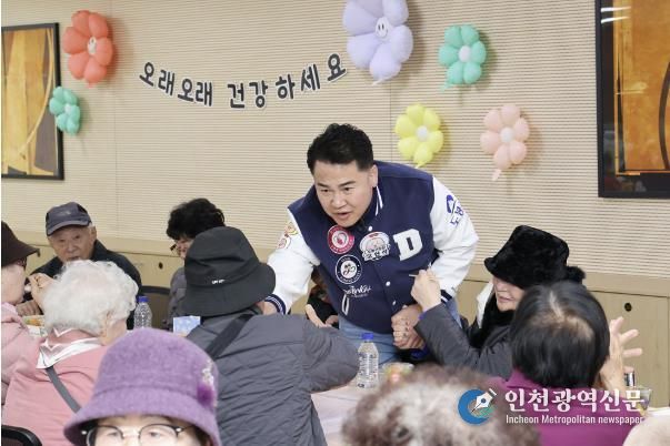 오언석 도봉구청장이 2025년 창4동 경로잔치를 찾아 어르신들과 인사를 나누고 있다