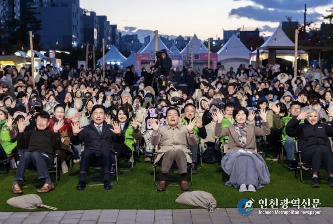 이재준 수원시장(가운데), 백혜련 의원(수원시을), 수원시의회 윤경선 의원, 이병진 수원도시재단 이사장, 김종석 권선구청장 등이 탄소중립 한마당 축제에 참가한 시민들과 함께하고 있다.