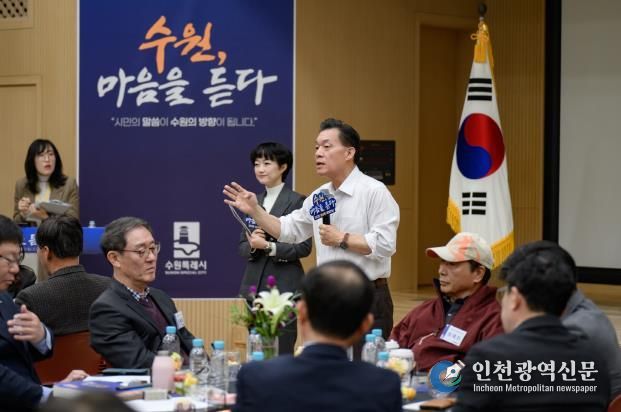 이재준 시장이 행궁동 새빛만남에서 이야기를 하고 있다.