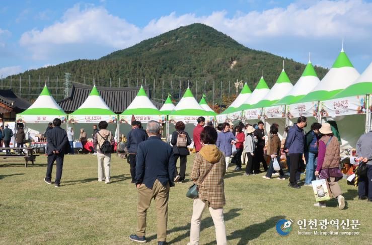 산청군, ‘약초 판매장터’ 성황 동의보감촌서 운영…3000여 명 다녀가