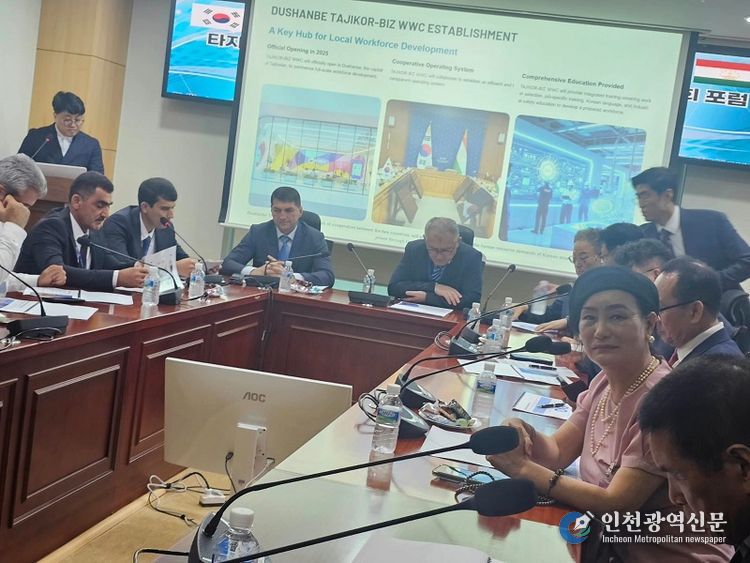 지난 8월 21일 주한 타지키스탄 대사관의 유스프 샤리프조다 대사와 타지키스탄 노동.이주.고용부의 청장, 국제협력국 국장 및 부국장을 포함한 10여명이 넘는 여러 고위급 정부 관계자들이 대거 참석한 가운데 국회 제7간담회의실에서 한-타지키스탄 포럼이 열렸다. 사진 우측 제나 정 (Dr.Zena Chung) 이사장이다.