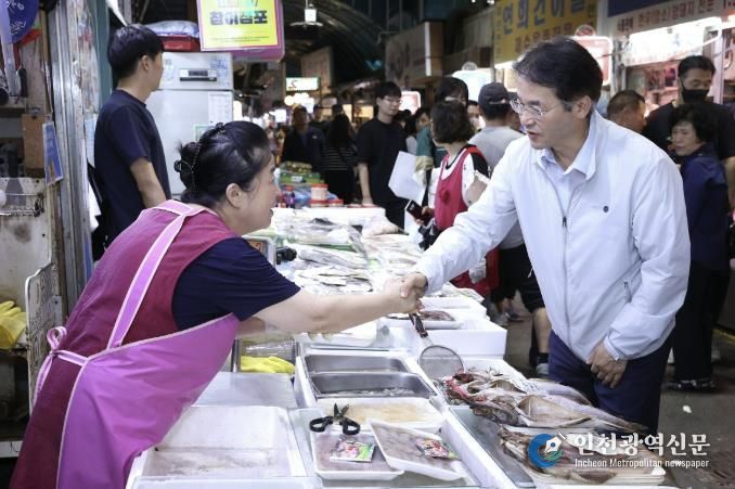 한가위 맞이 전통시장에 방문한 이동환 고양특례시장