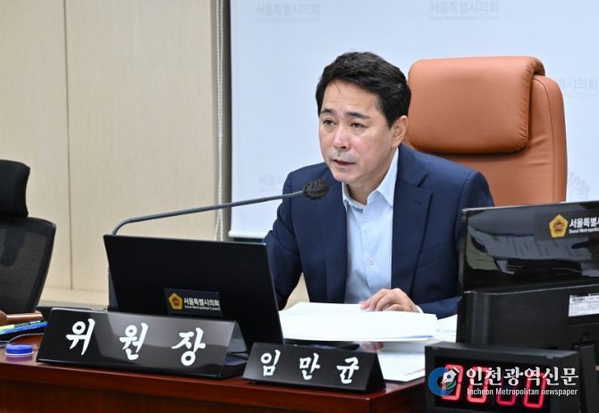 상임위원회 회의에서 발언하는 임만균 위원장