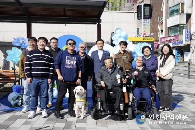 이승로 성북구청장(뒷줄 오르쪽 네 번째)이 장애인식개선 거리캠페인에 참석해 기념촬영을 하고 있다