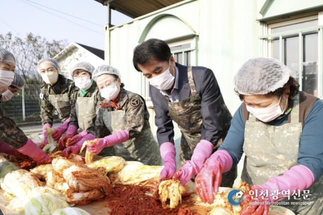 최재형 군수가 김장담그기 행사를 함께 하는 모습