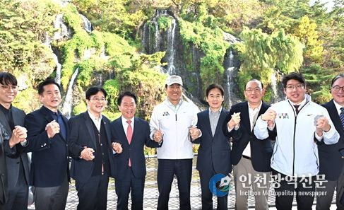 오세훈 서울시장이 6일(목) 서대문구 홍제동 일대에서 열린 '홍제폭포 북합문화센터 개관식'에서 참석자들과 기념사진을 촬영하고 있다.