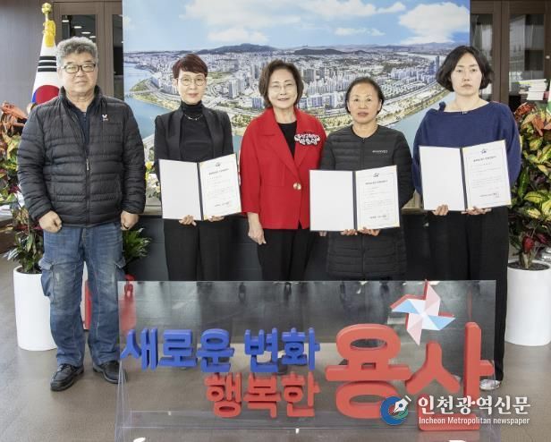 박희영 용산구청장(왼쪽에서 세 번째)이 ‘골목형상점가’로 추가 지정된 상인들과 기념촬영을 하고 있다.