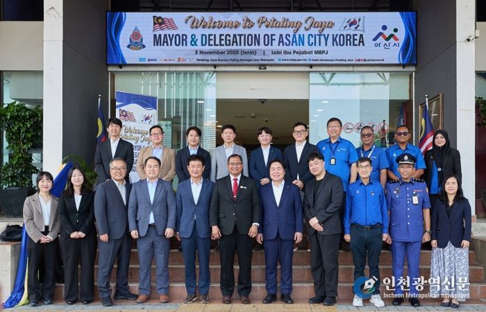 11월 3일 오세현 아산시장이 Mohamad Zahai Bin Hj Samingon 말레이시아 페탈링자야 시장과 페탈링자야 시청 방문 기념 촬영을 하고 있다.