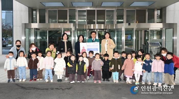 뒤편 왼쪽부터 사랑둥이어린이집 허은 원장, 예쁜아이어린이집 김두필 원장, 정종복 기장군수, 별사탕어린이집 김현정 원장과 원생들이 플리마켓 수익금 100만원을 기탁한 후 기념촬영을 하고 있다