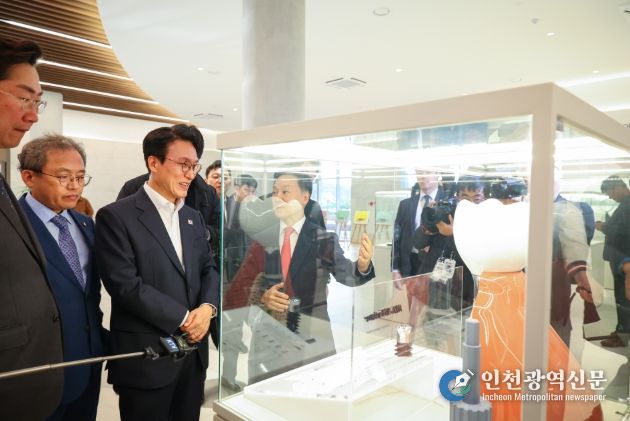 김민석 국무총리가 11일 강원도 원주시 원주 의료기기 클러스터 내 네오바이오텍을 방문, 시찰을 하고 있다.