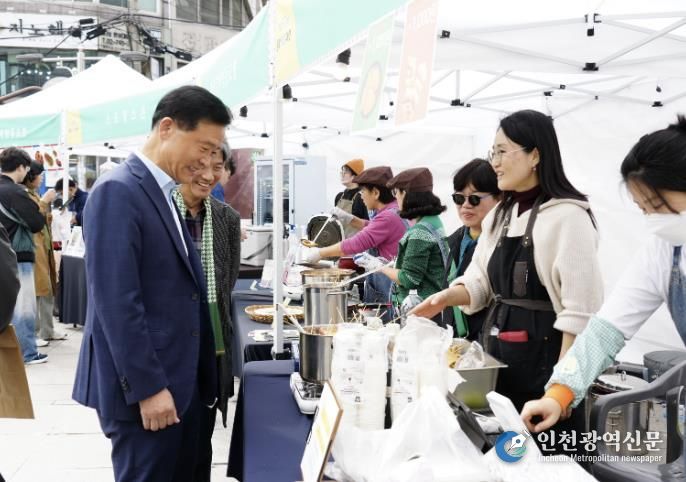 이승로 성북구청장이 성북MOA마켓 행사에 참석한 모습