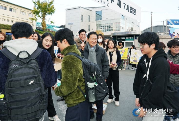 최기문 영천시장과 시 관계자들이 13일 관내 시험장인 영동고등학교와 선화여자고등학교를 찾아 지역 수험생들을 응원하고 격려했다.