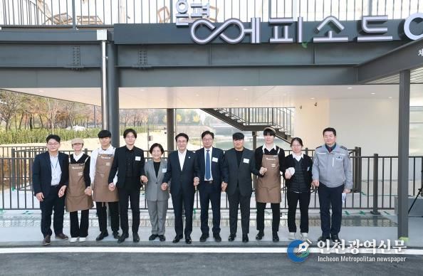 ‘은평에피소드’를 방문한 김민석 국무총리(왼쪽에서 여섯 번째)와 김미경 구청장(왼쪽에서 다섯 번째)