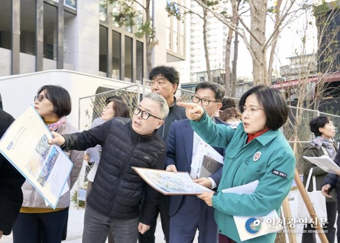 14일 이수희 강동구청장(맨 앞)이 천호3구역과 4구역의 통학 환경을 점검하고 있다