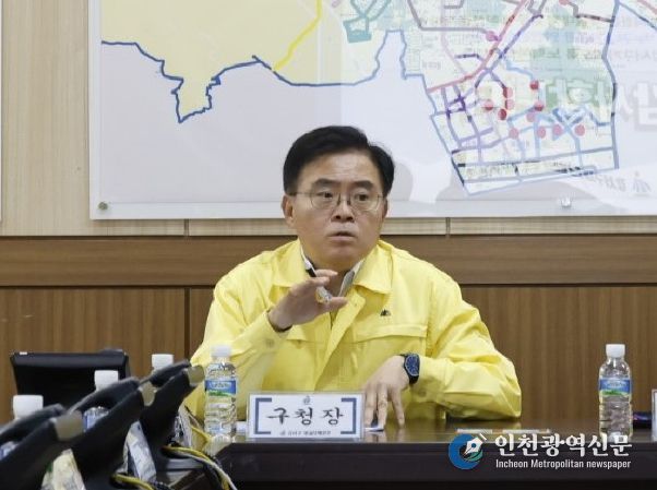 진교훈 서울 강서구청장이 구청에서 ‘제설대책본부 발대식’을 갖고 재난 안전 부서장들과 함께 겨울철 제설대책을 최종 점검하고 있다. 구는 2026년 3월 15일까지 4개월간을 제설대책기간으로 정하고 24시간 비상근무체제에 들어간다.