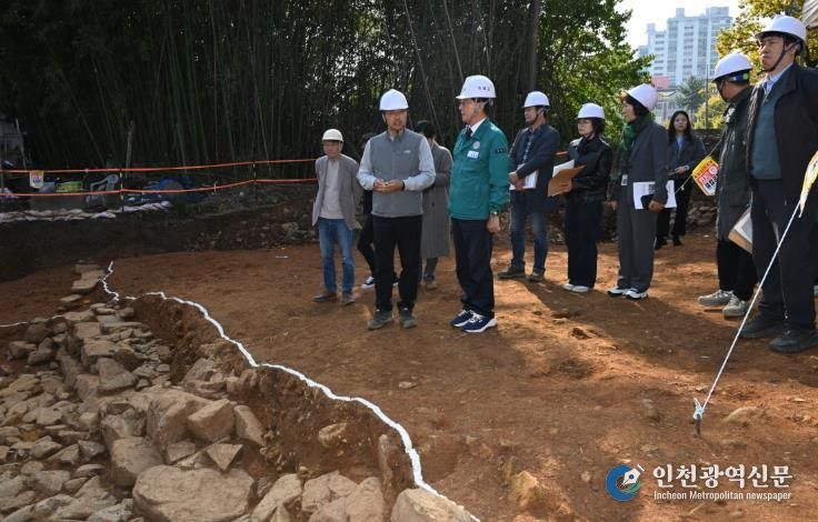 정종복 기장군수가 14일 학술발굴조사 자문회의에서 발굴조사 관계자로부터 현장설명을 듣고 있다