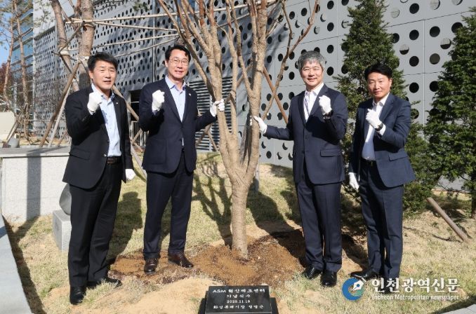 정명근 화성특례시장, 배정수 화성특례시의회 의장, 이영석 ASM코리아 대표가 기념 식수를 하고 기념촬영을 하고 있다