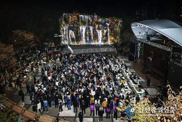 지난 15일 배봉산 숲속폭포에서 미디어파사드 작품이 첫 상영되고 있다.