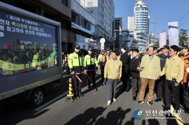 김민석 국무총리가 15일 부산 광안리해수욕장 일대를 돌아보며 부산 불꽃축제 안전관리상황을 점검하고 있다.(국무총리실)
