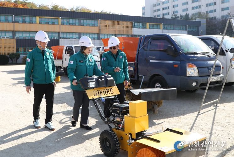 박희영 서울 용산구청장이 ‘용산구 제설장비 사전 시험가동 훈련’에서 직접 제살 장비를 운전하며 점검하고 있다.