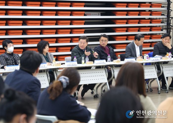 박승원 광명시장이 17일 오후 광명동초등학교 통학로 안전 확보를 위한 현장간담회에 참석해 발언하고 있다.