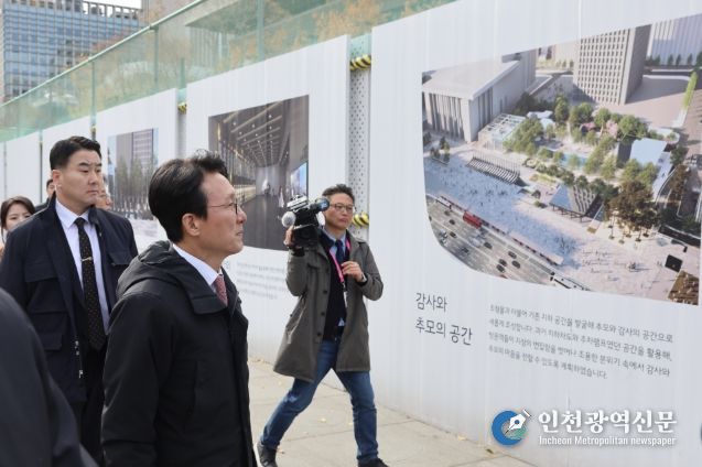 김민석 국무총리가 17일 광화문광장에 조성중인 '감사의 정원' 공사 현장을 방문, 외곽 펜스에 그려진 조감도를 살펴보고 있다.