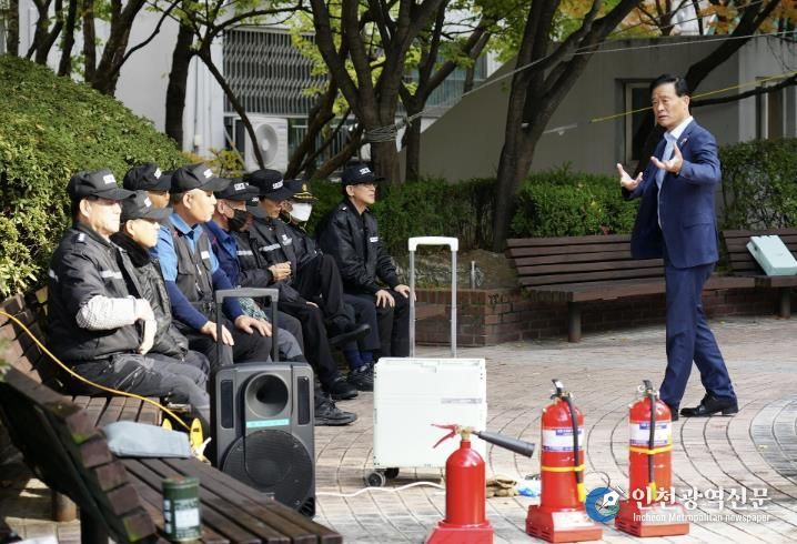 교육 참가자를 대상으로 이승로 성북구청장이 안전을 강조하는 모습