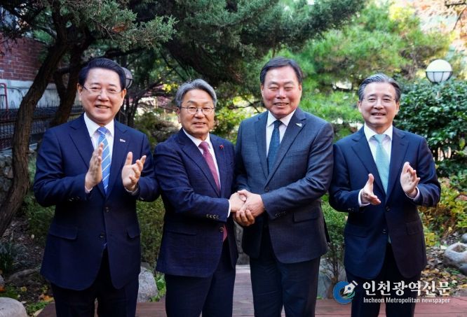 강기정 광주광역시장이 19일 서울 용산의 한 음식점에서 대통령실 주관 ‘대통령실-지자체 4자 사전협의’에 참석, 광주 민간·군공항 통합이전 추진에 대한 공감대를 이루며 기념촬영을 하고 있다. 사진 왼쪽부터 김영록 전남지사, 강기정 광주시장, 김산 무안군수, 김용범 대통령실 정책실장. /광주광역시 제공