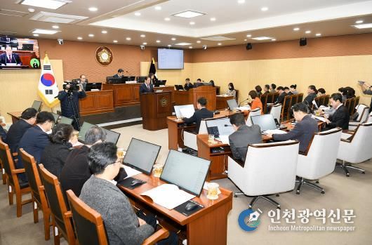 2025년도 본예산안 제출 당시 시정연설하는 이병선 속초시장